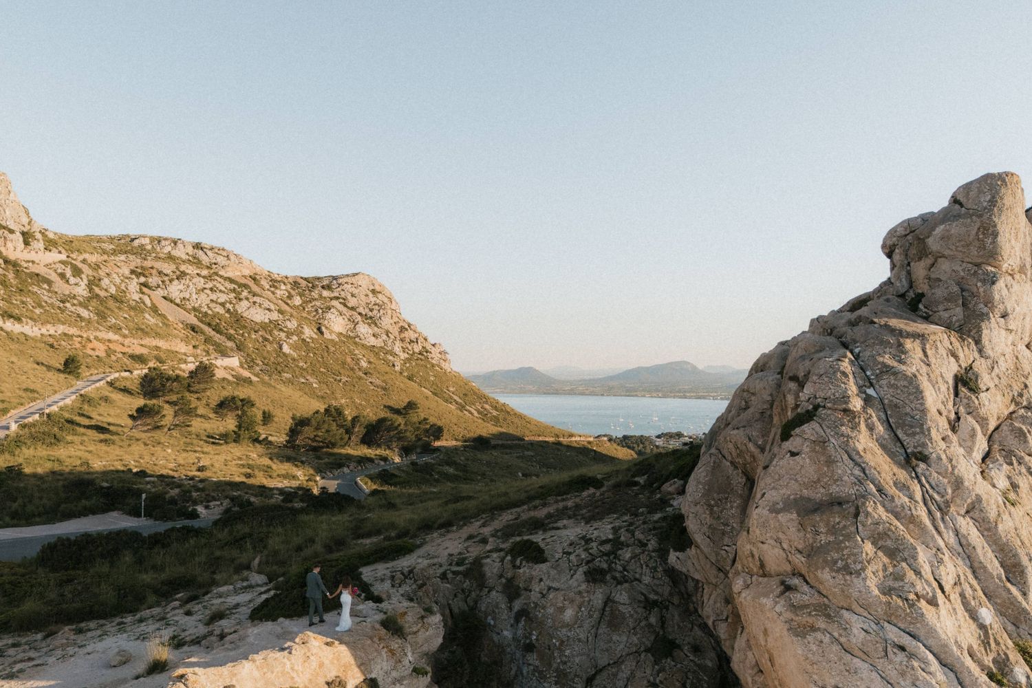 Brautpaar am Cap de Formentor Mallorca für ein After-Wedding Shooting.