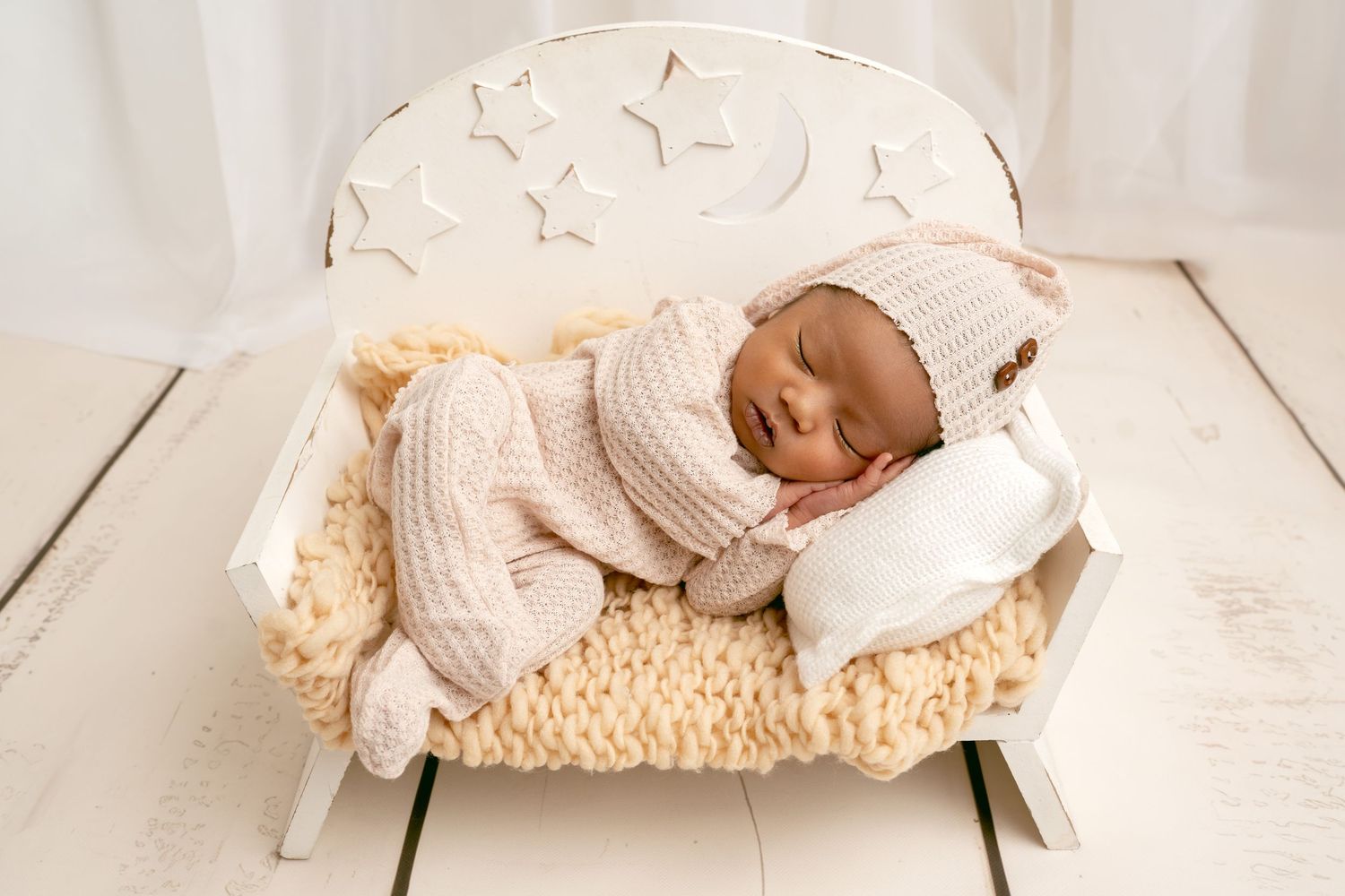 Sleeping newborn in bench. Captured by a sought-after professional newborn photographer in Woodland Hills, Los Angeles.