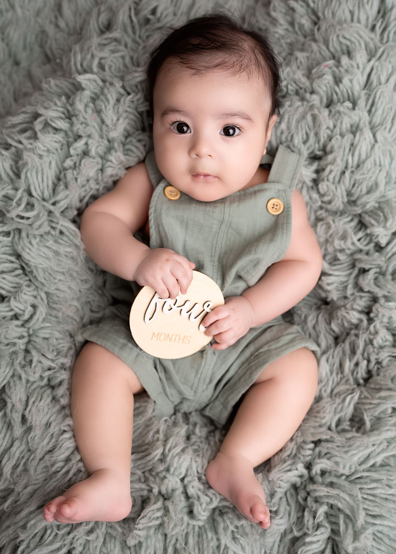 baby holding 4 month marker in our Woodland Hills studio. Amazing milestone photography in Los Angeles & the SF Valley.