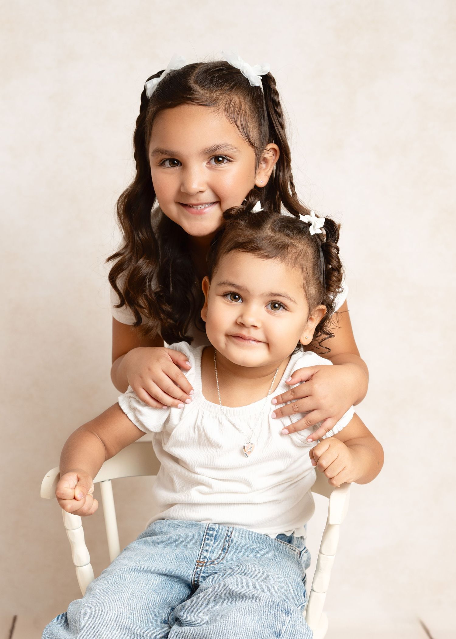sister on tan backdrop. Best maternity and newborn photographers in Los Angeles, serving Woodland Hills.