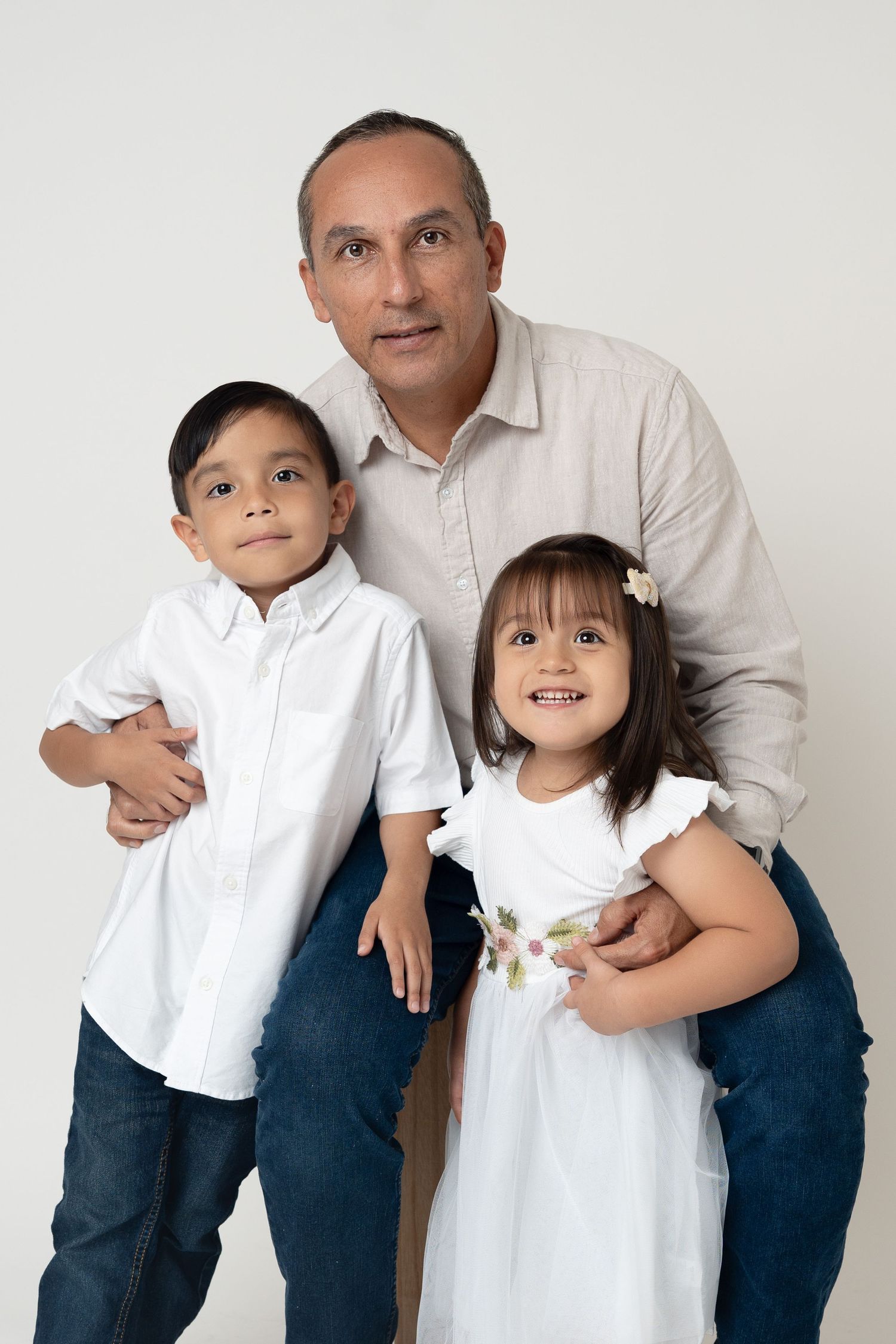 father and children on white backdrop. Best maternity and newborn photographers in Los Angeles, serving Woodland Hills.
