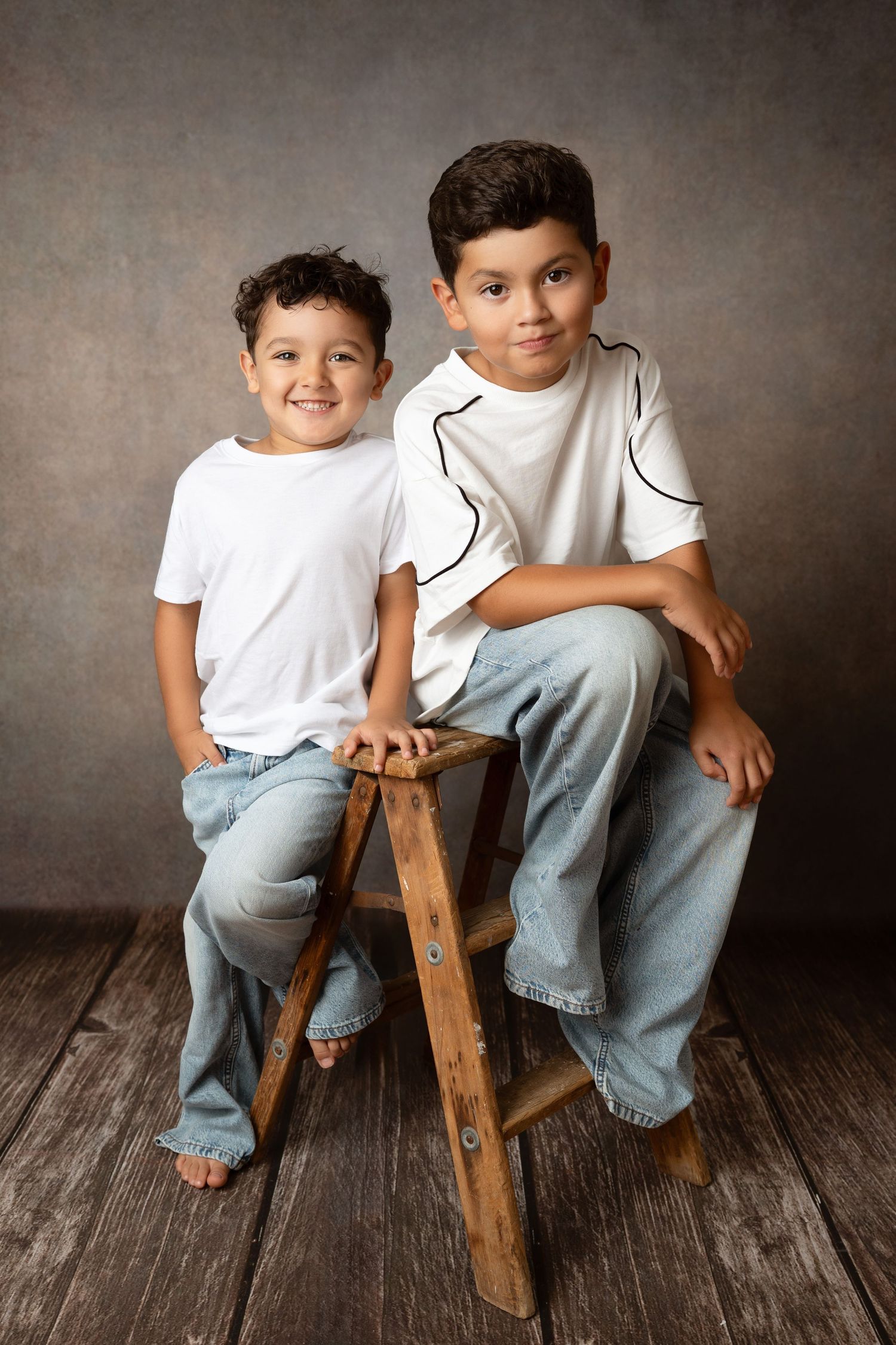 siblings on brown backdrop. Best maternity and newborn photographers in Los Angeles, serving Woodland Hills.
