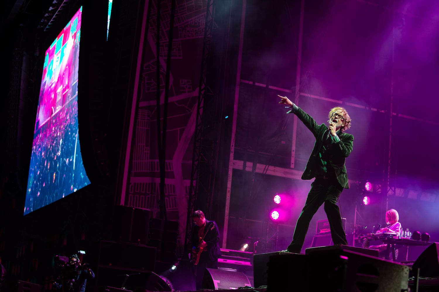 Jarvis Cocker performing live with Pulp at Corona Capital in Mexico City, photographed by Canadian concert photographer Lisa Mark.