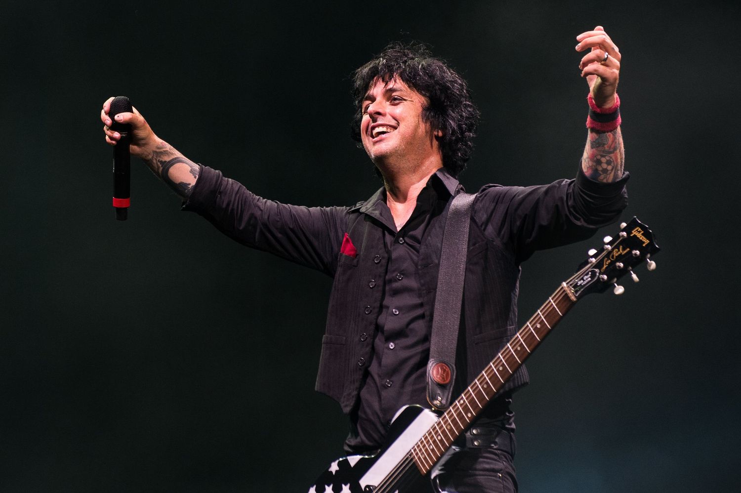 Billie Joe Armstrong performing live with Green Day in Toronto, photographed by Canadian concert photographer Lisa Mark.