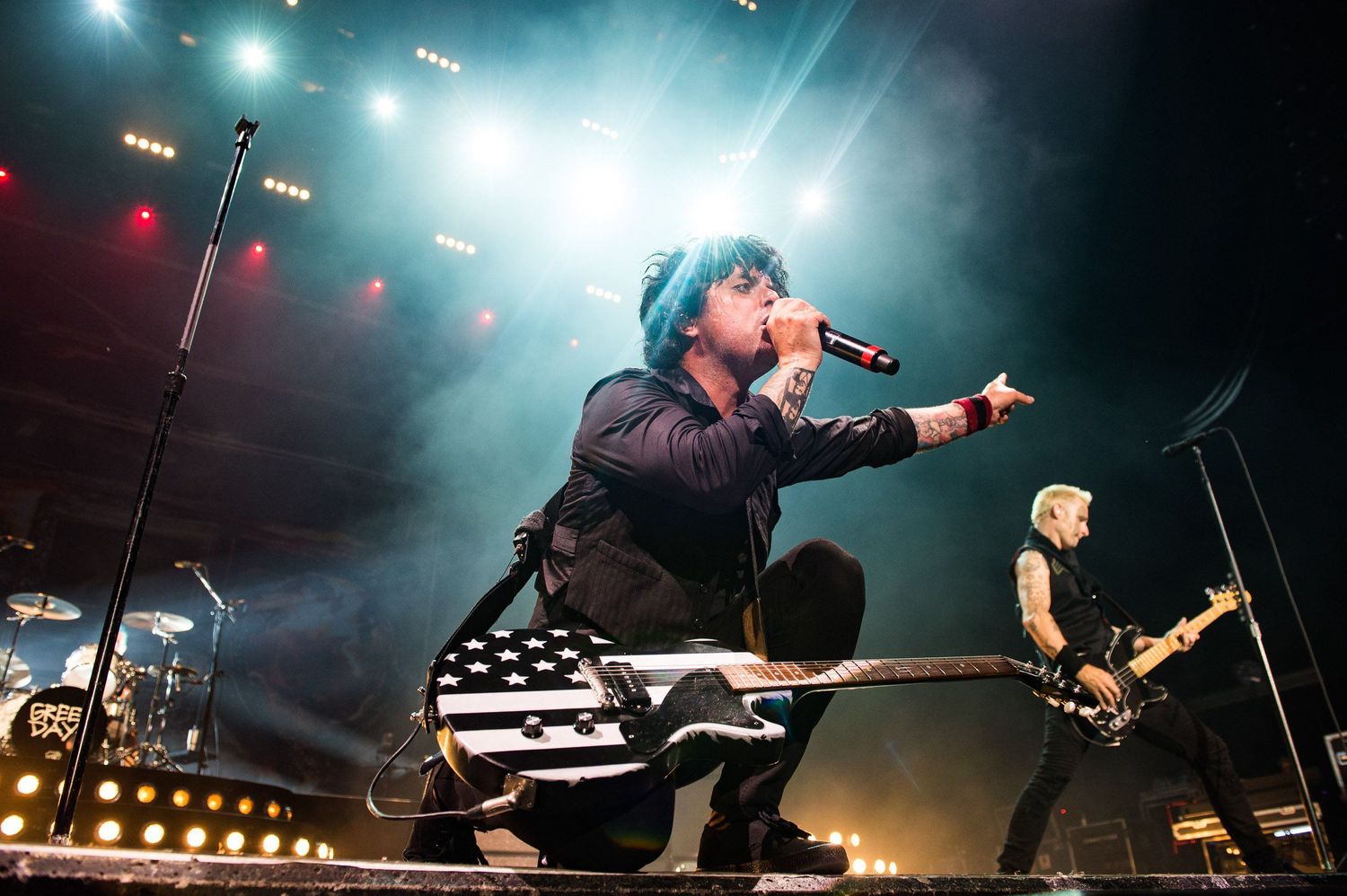 Billie Joe Armstrong performing live with Green Day in Toronto, photographed by Canadian concert photographer Lisa Mark.