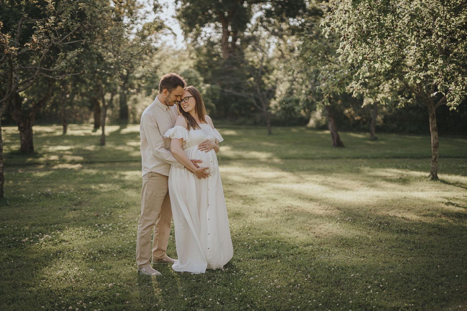 Gravidfotografering med partner i naturnära miljö