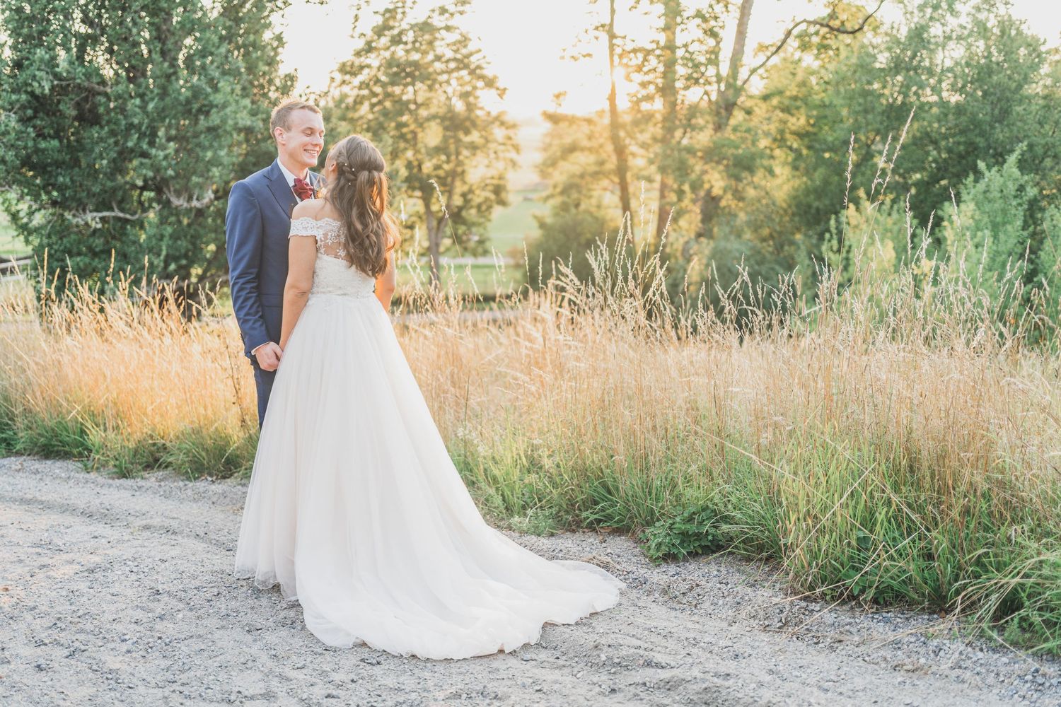 golden hour bröllopsfoto, bästa ljuset för bröllopsbilder, bröllopsfotograf Karlskoga, bröllopsfotograf Karlslunds herrgård