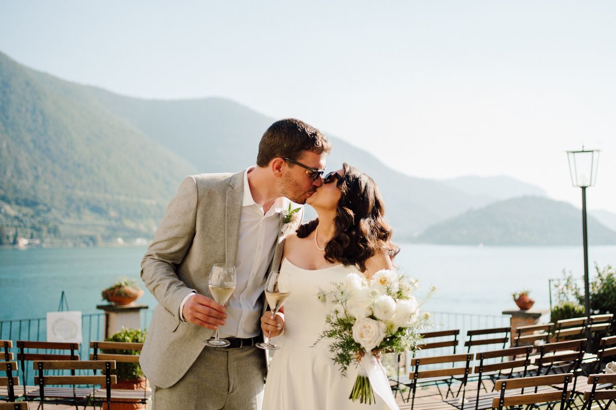 bacio sposi finita la cerimonia civile vista lago d'Iseo a castello oldofredi