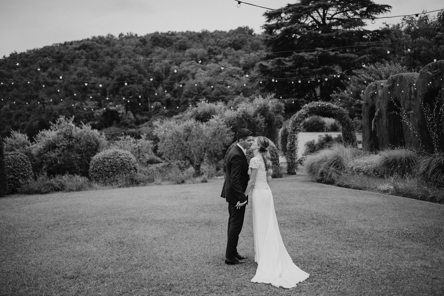 Ritratto fotografico agli sposi presso il giardino di villa Baiana in franciacorta Monticelli Brusati