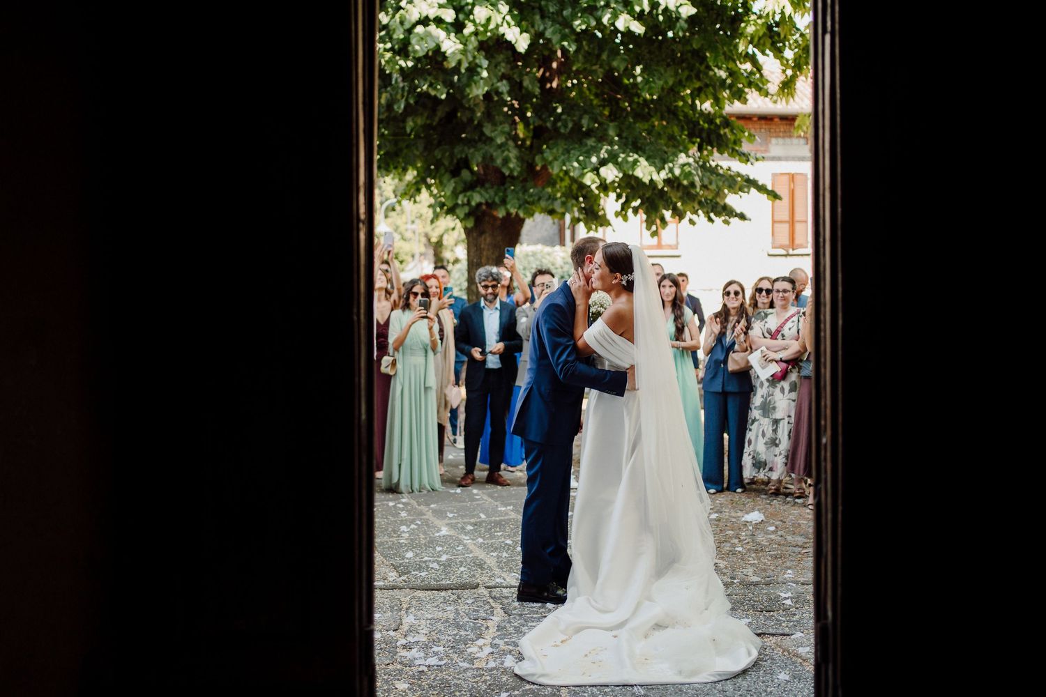 bacio sposi fuori dalla chiesa di Iseo