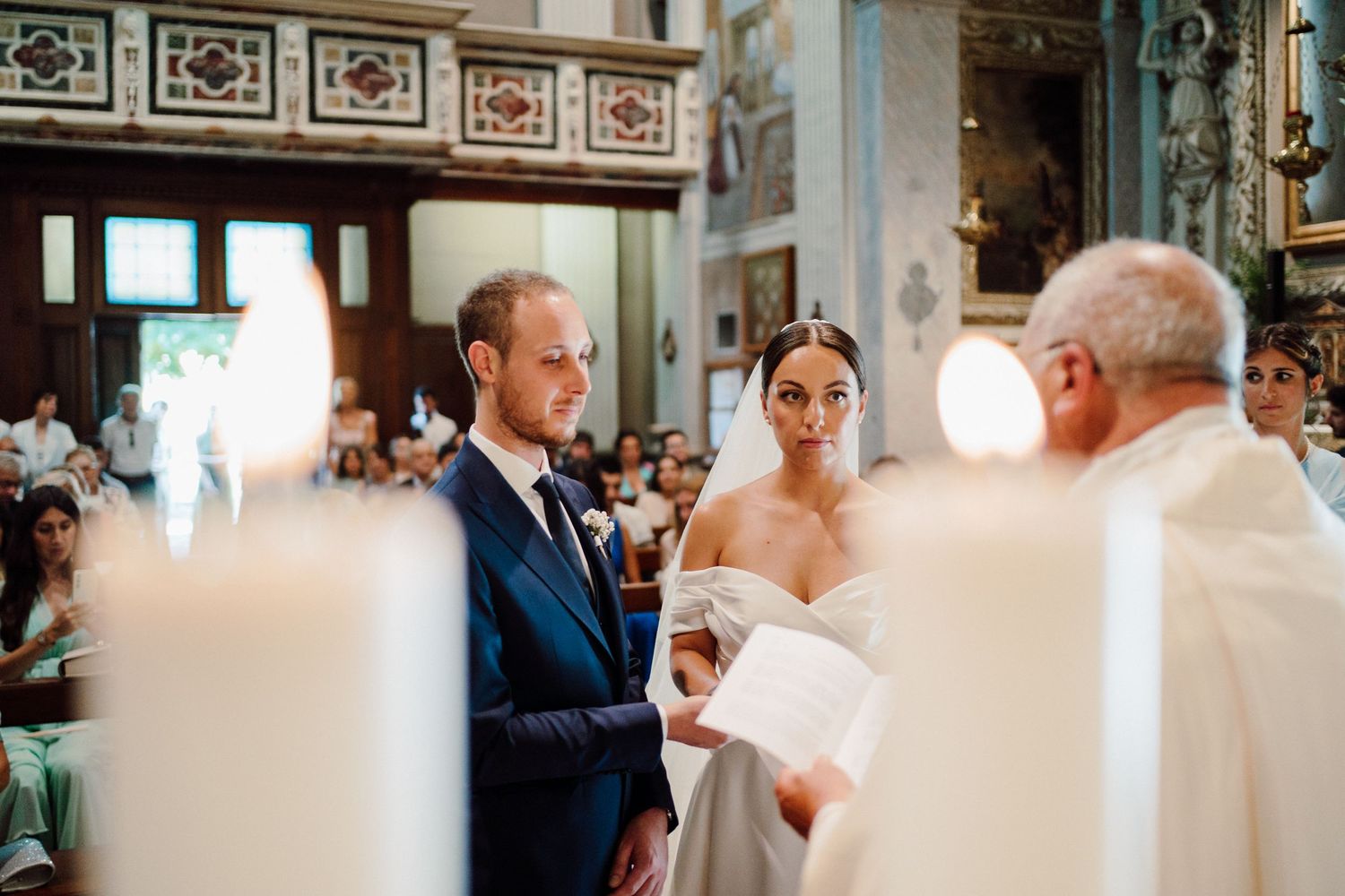 cerimonia religiosa svoltasi in una piccola chiesa a Iseo