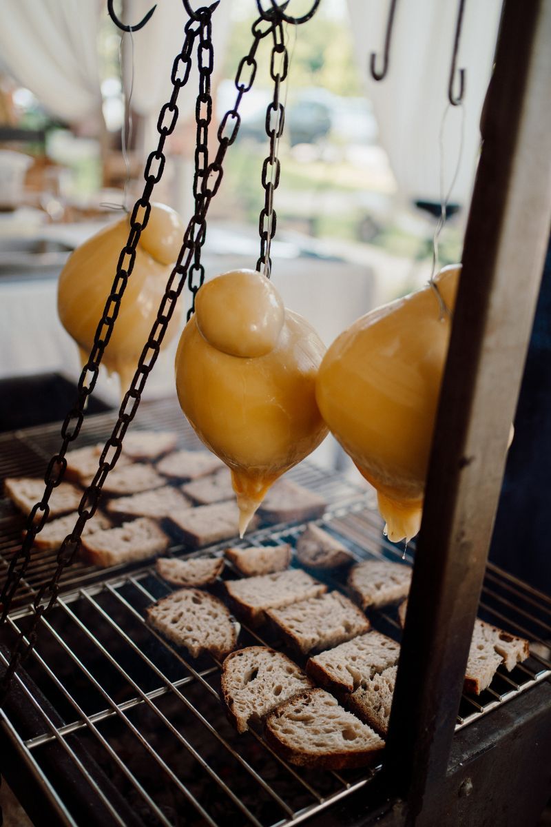 fonduta di provoloni su griglia con pane come aperitivo di matrimonio a cascina lago scuro