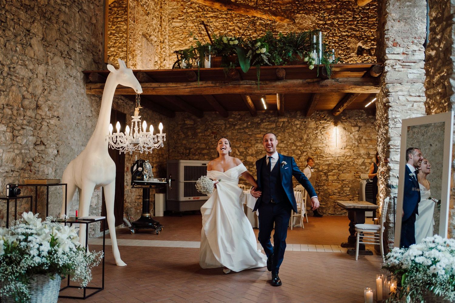 ingresso sposi in sala per la cena di matrimonio