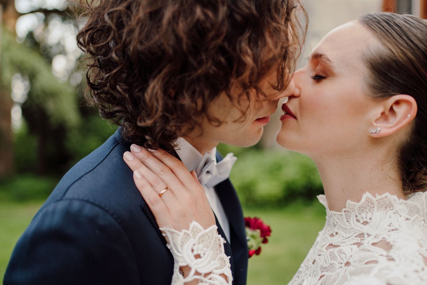 primo piano bacio sposi a cascina Lago scuro