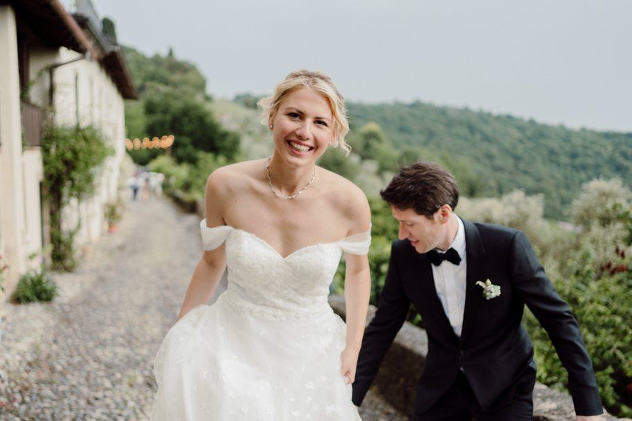 ritratti fotografici agli sposi nel giardino di Tenuta Frizzoni, location a bergamo