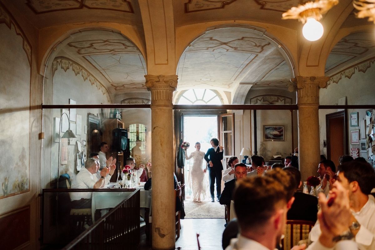 ingresso in sala degli sposi durante la cena di matrimonio a cascina lago scuro location a cremona