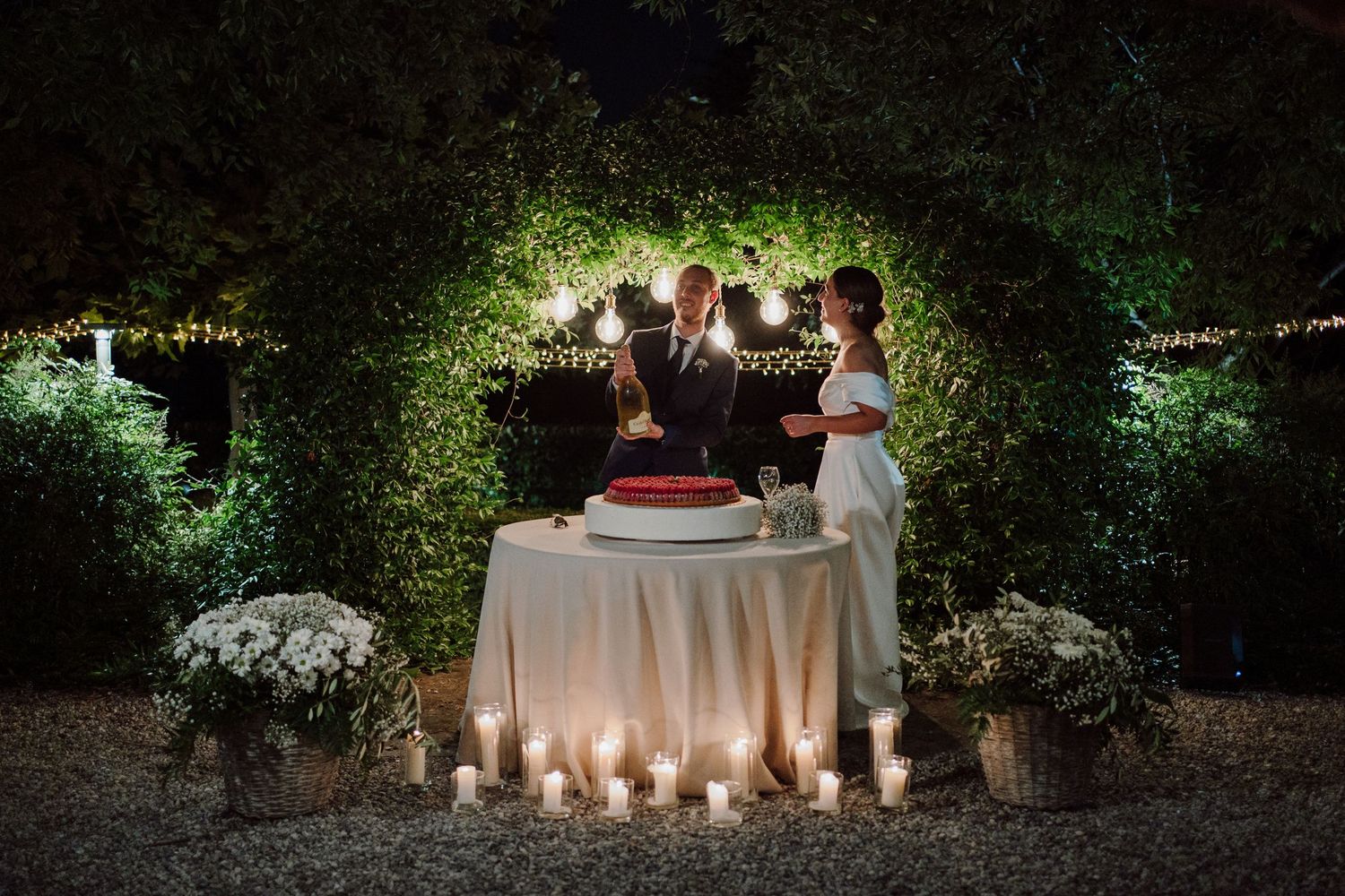 Festeggiamenti sposi con torta presso il Carlo magno a Brescia