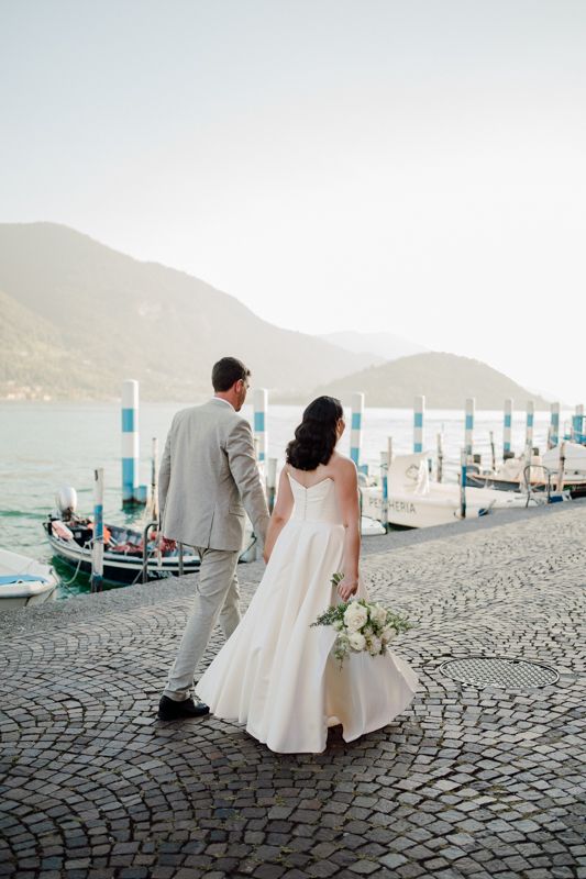 ritratto di matrimonio lungo lago a monte isola durante il tramonto