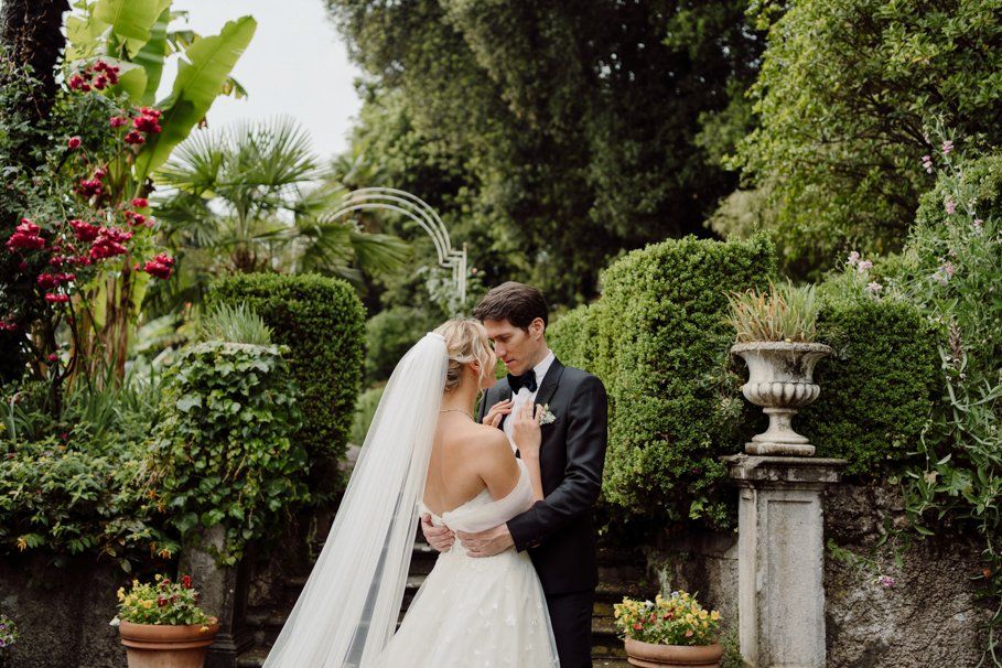 ritratti fotografici agli sposi nel giardino di Tenuta Frizzoni, location a bergamo