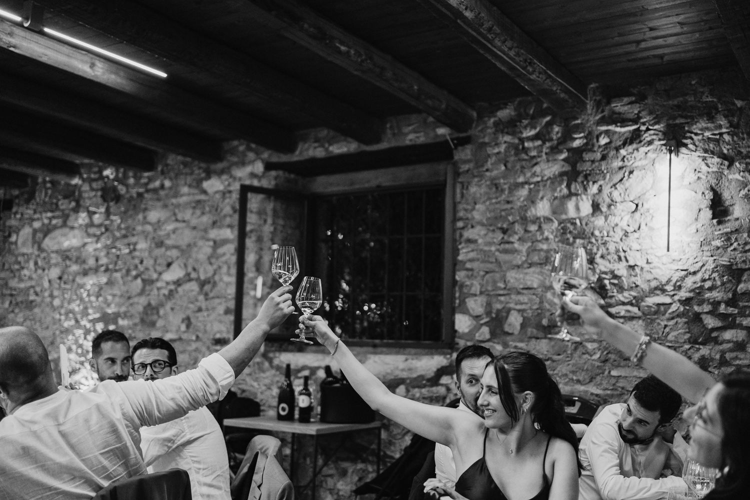 invitati che brindano e festeggiano al Carlo magno