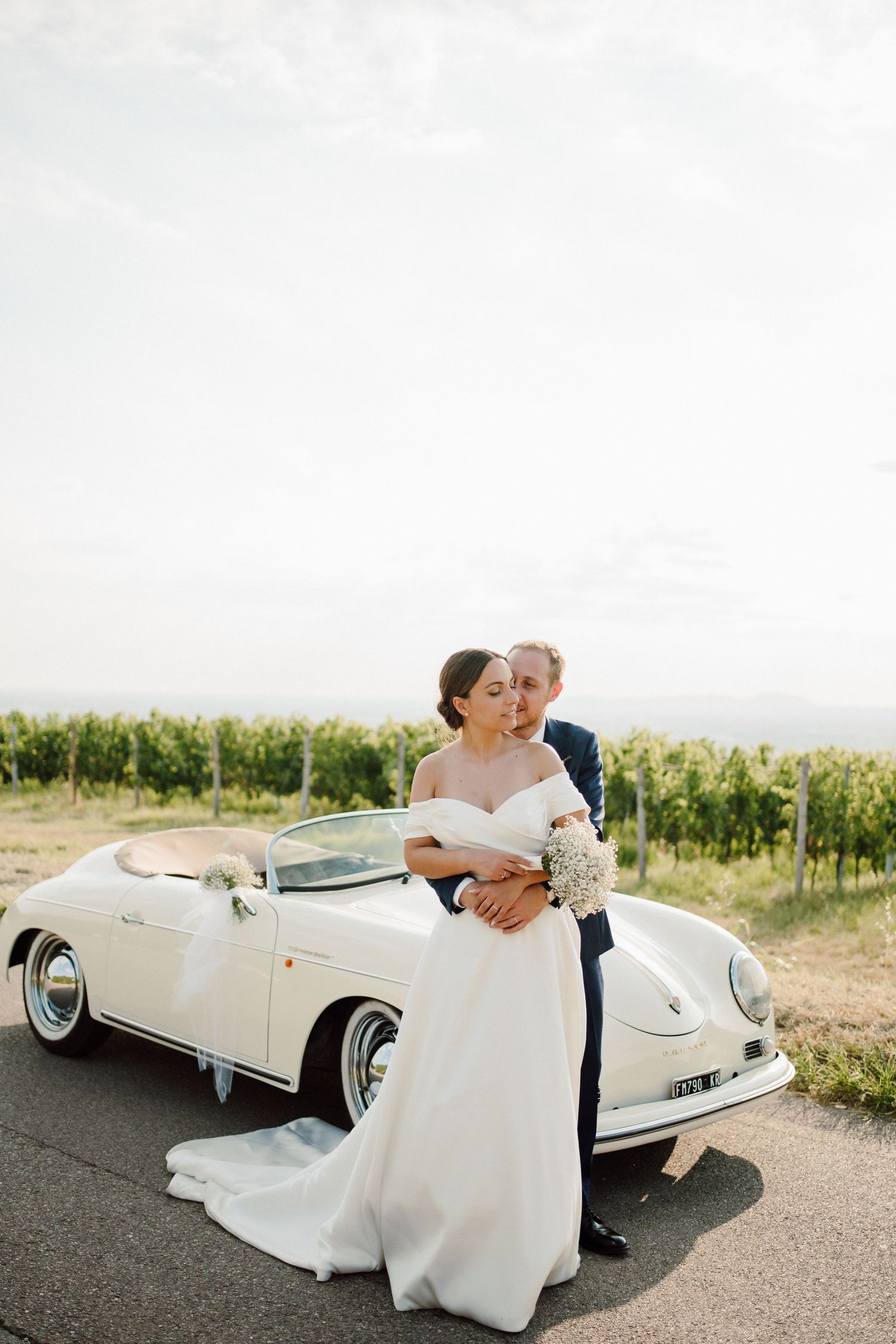 Ritratto fotografico agli sposi in Franciacorta, con auto d'epoca Porsche 356 BT6 Super 90 al Carlo Magno location Brescia