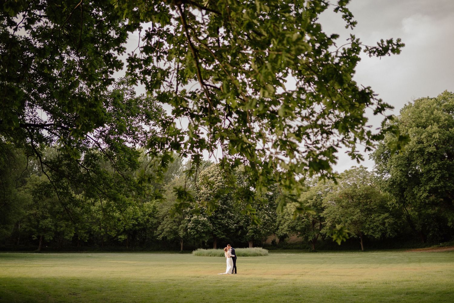 ritratto fotografico di sposi nel giardino della location villa Zaccaria a Cremona
