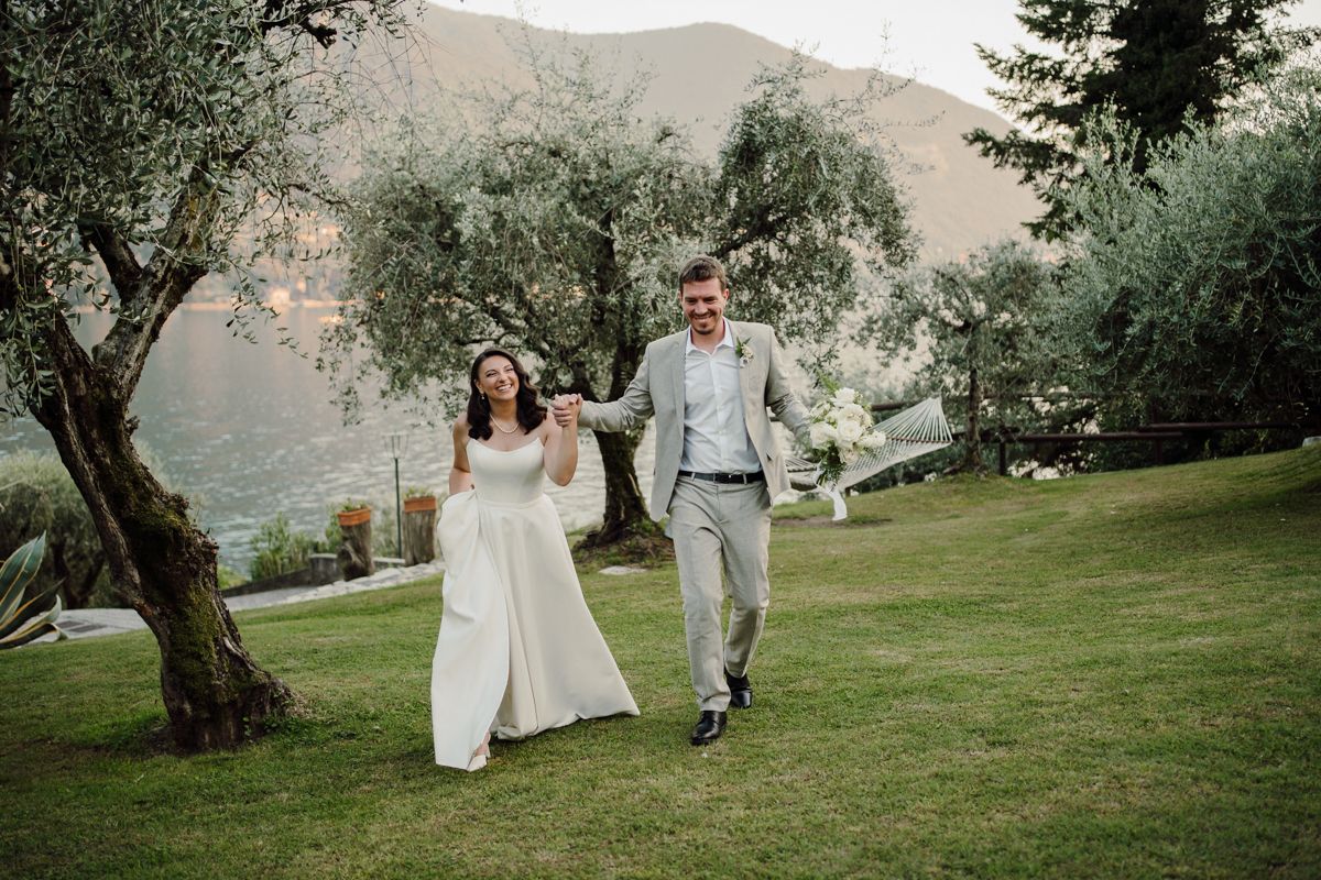 ingresso sposi per cena di matrimonio in giardino a casello oldofrdi