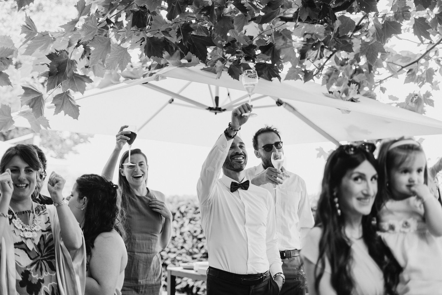 brindisi invitati durante l'arrivo degli sposi all'aperitivo