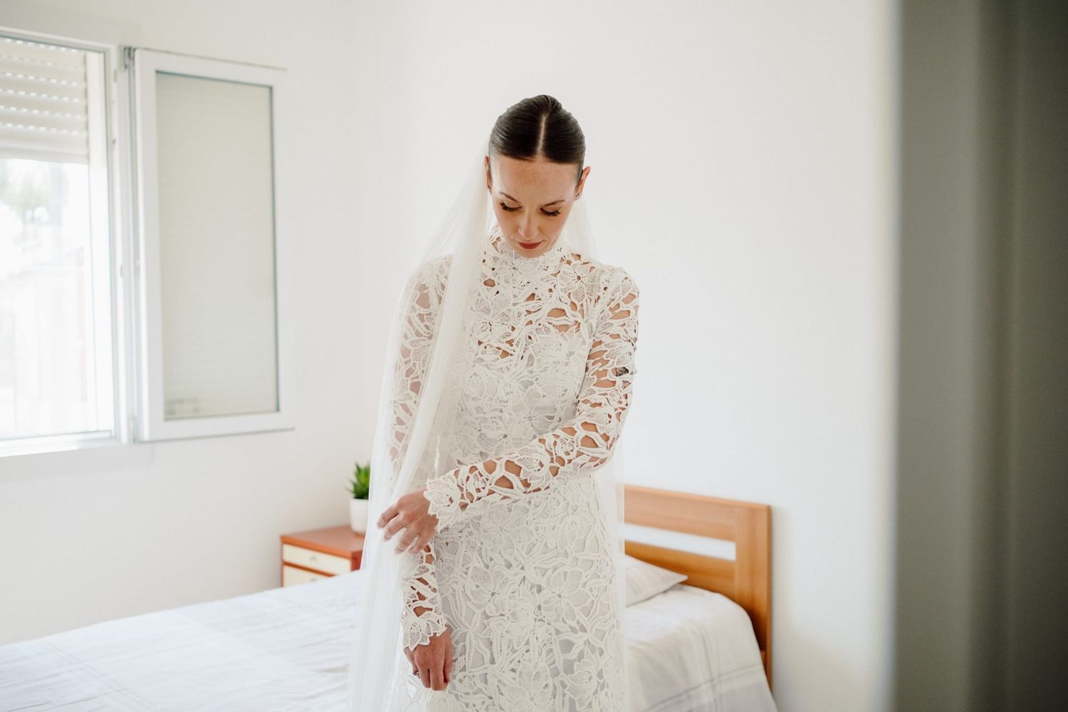 ritratto sposa finita la preparazione nel suo abito bianco in pizzo a brescia
