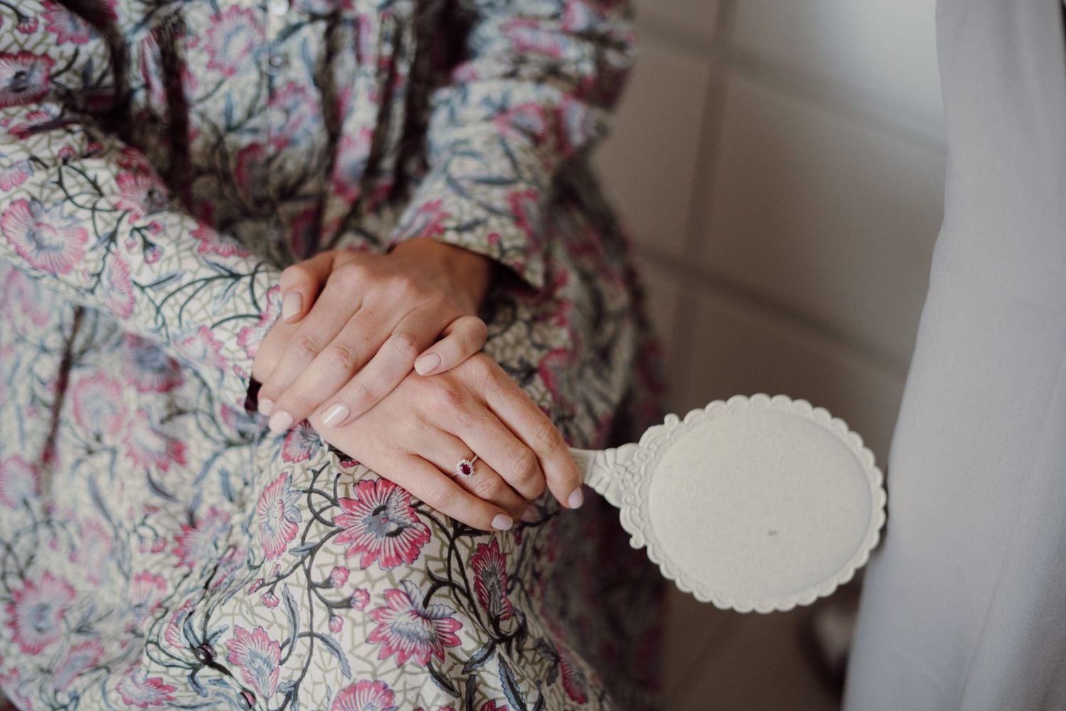 dettaglio mani sposa con anello fidanzamento