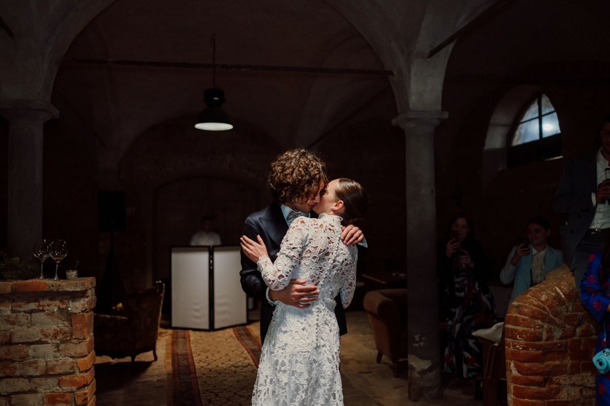 primo ballo di matrimonio degli sposi a cascina lago scuro