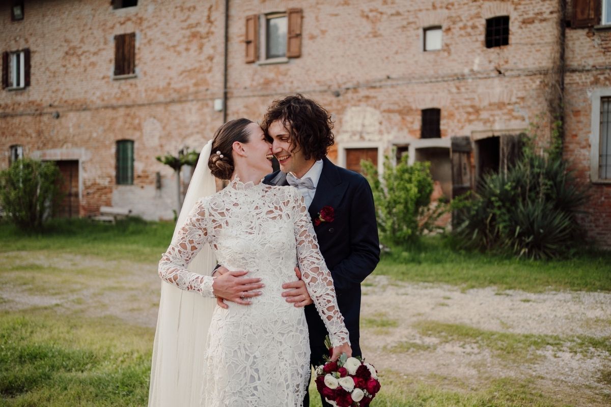 ritratto di matrimonio agli sposi in location a cascina lago scuro
