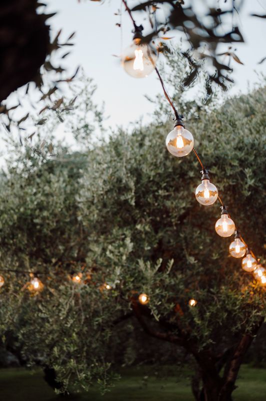 dettaglio luci e atmosfera di matrimonio durante la cena a castello oldofredi