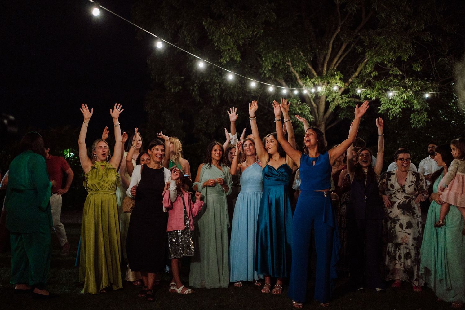 Lancio del bouquet amiche della sposa pronte a prendere il bouquet