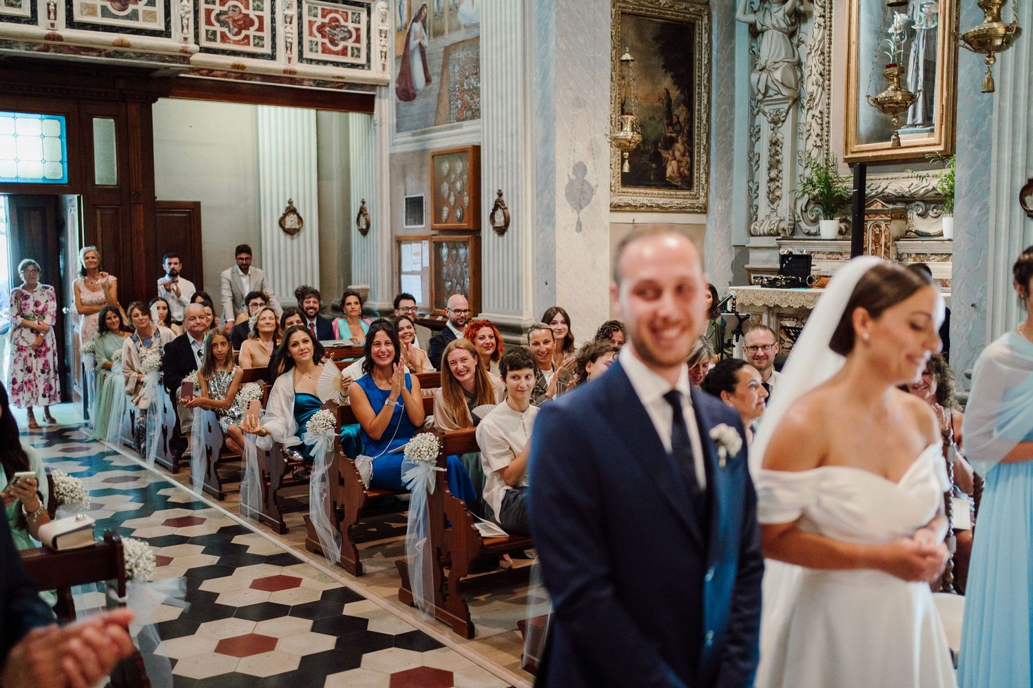 applausi degli invitati agli sposi dopo lo scambio degli anelli