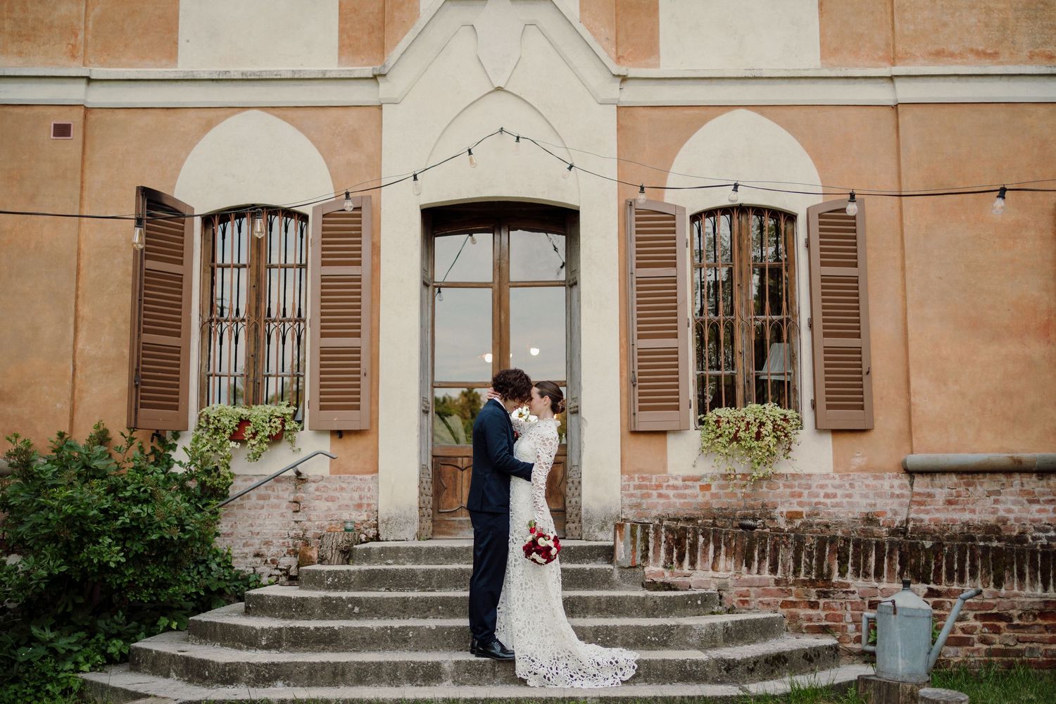 ritratto fotografico matrimonio a cascina lago scuro nel giardino retrostante della location