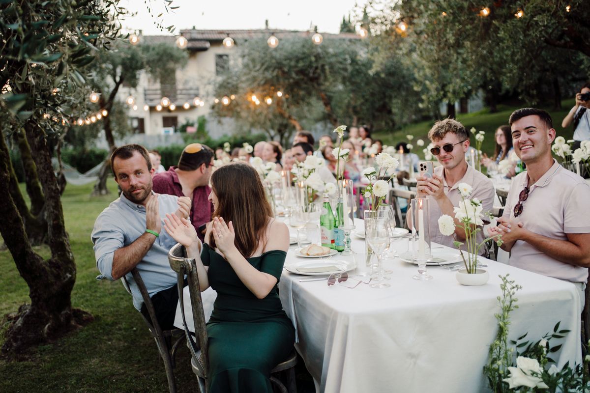 ingresso sposi per cena di matrimonio in giardino a casello oldofrdi