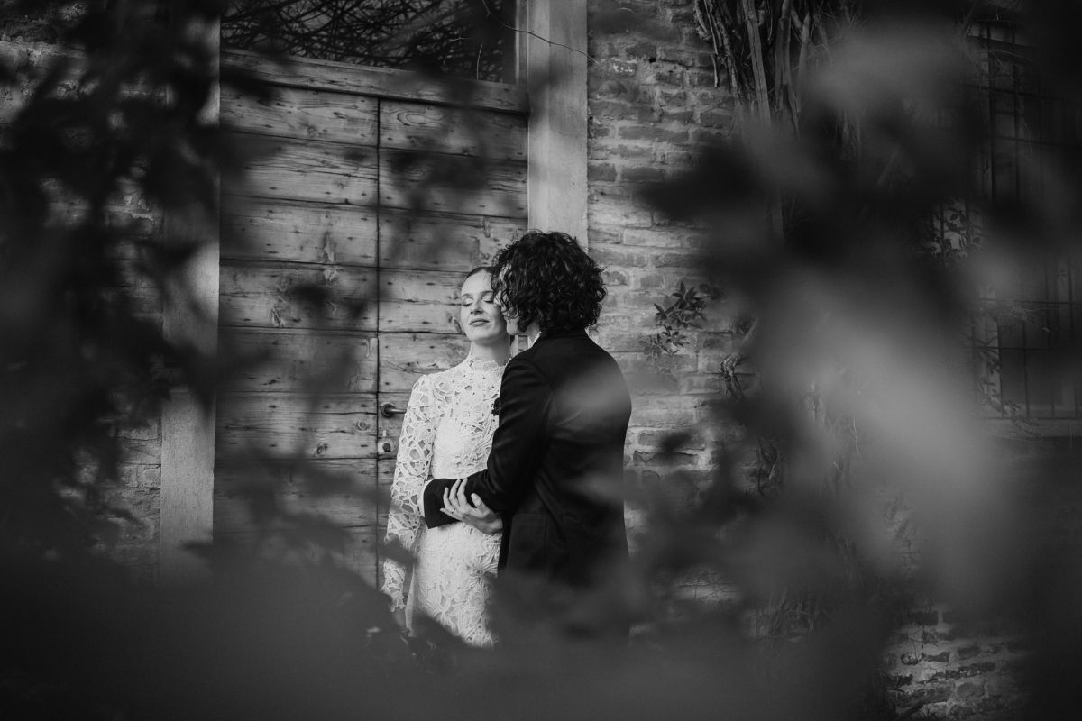 ritratto di matrimonio agli sposi in location a cascina lago scuro