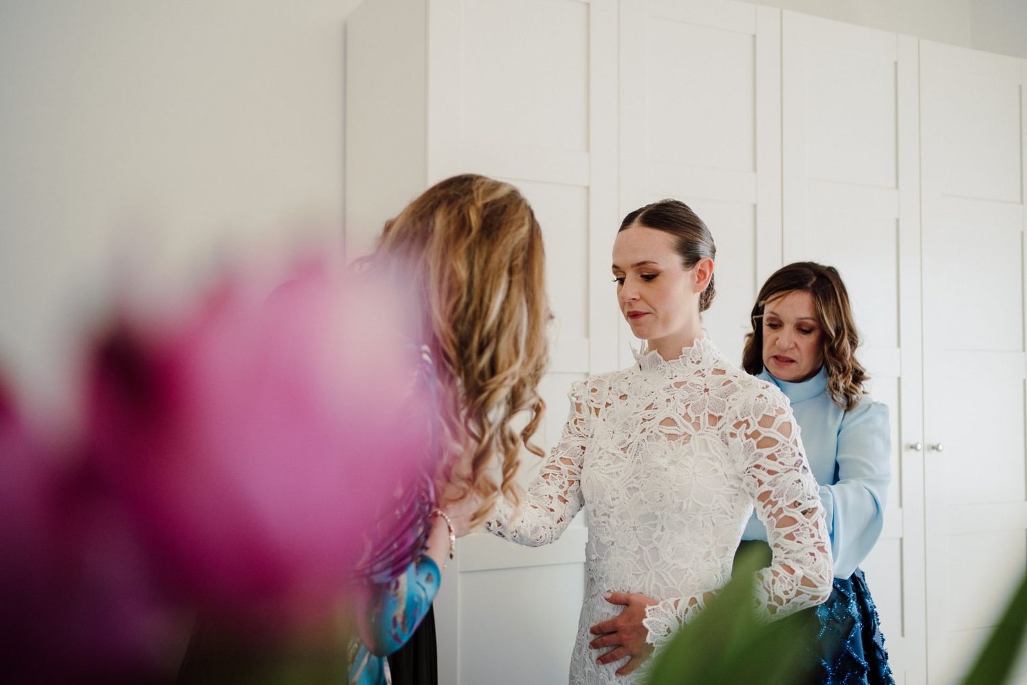 ritratto sposa finita la preparazione nel suo abito bianco in pizzo a brescia