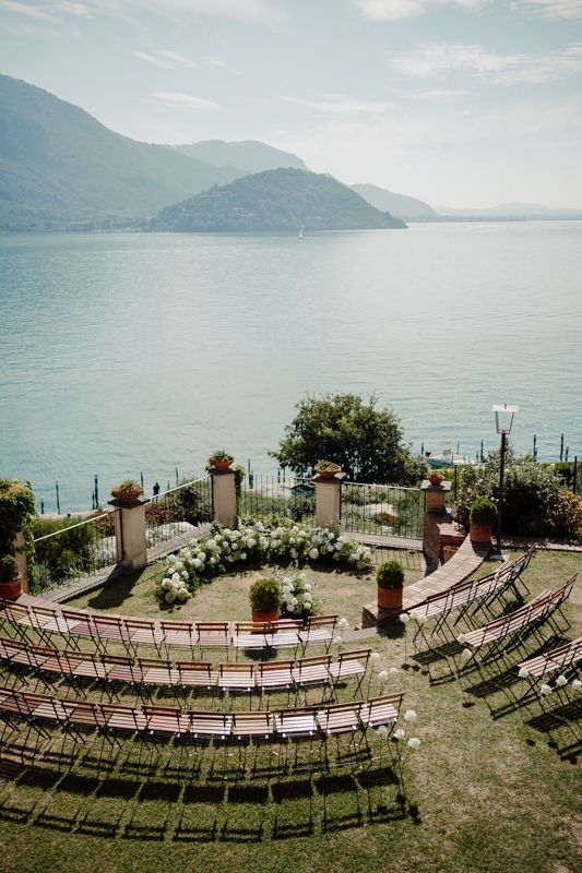 matrimonio elegante e raffinato a monte isola in location castello oldofredi, dettaglio allestimento floreale della cerimonia vista lago