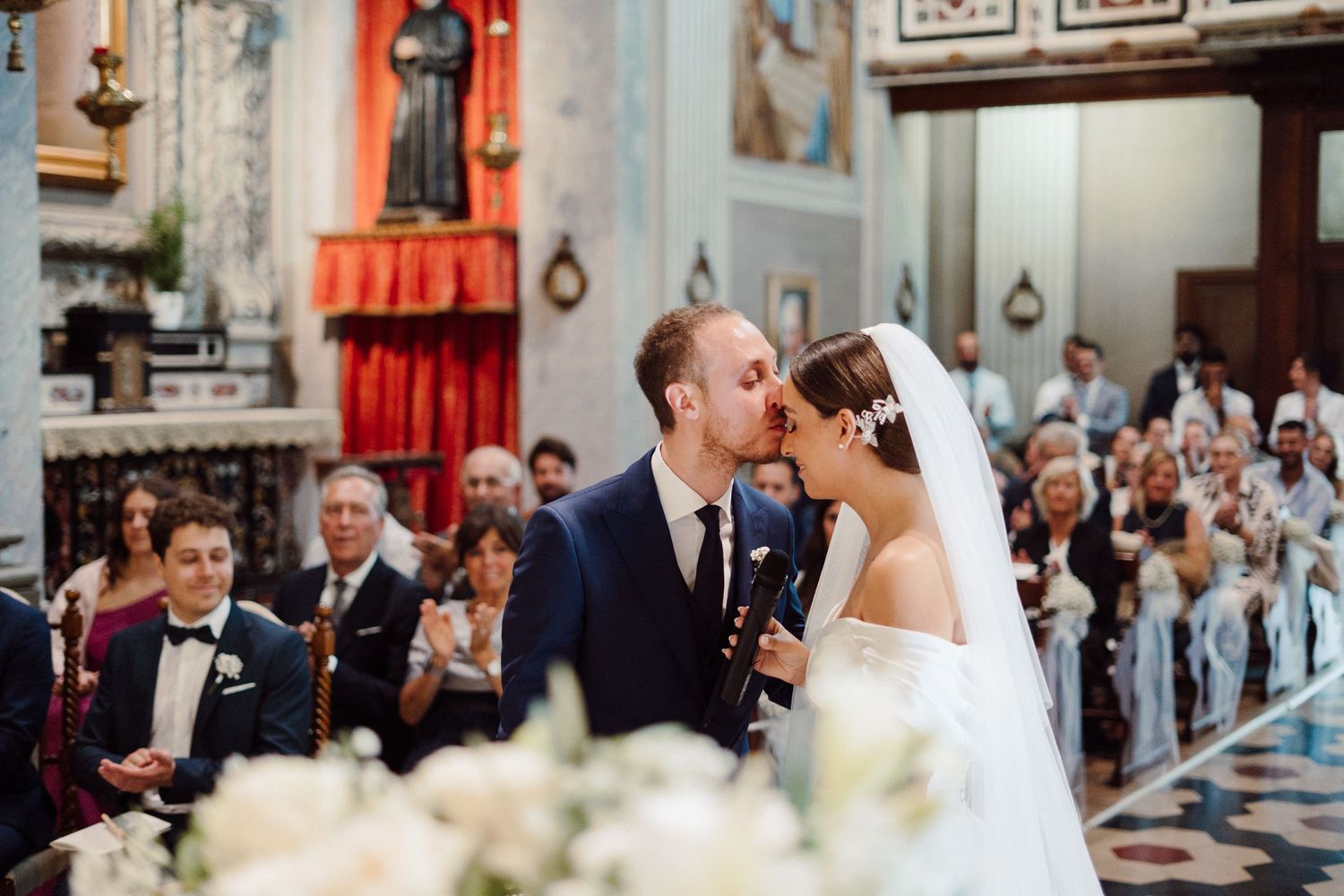 bacio sposi finita la lettura delle promesse in chiesa a Iseo