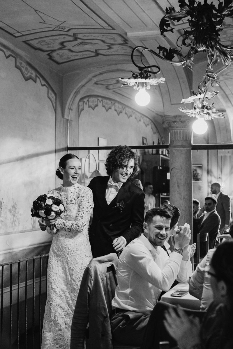 ingresso sposi in sala per la cena di matrimonio a cascina lago scuro
