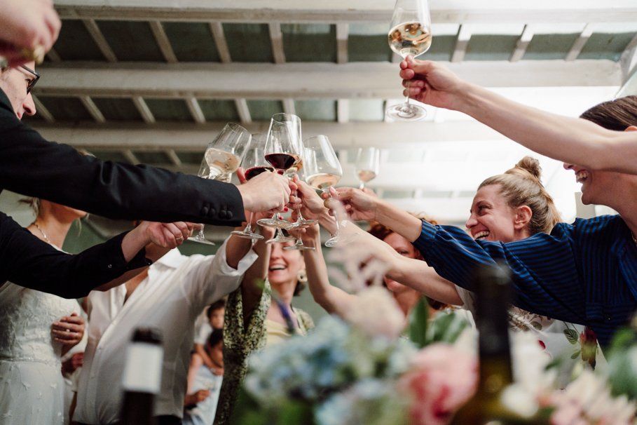 brindisi di matrimonio durante il ricevimento nuziale a Tenuta Frizzoni