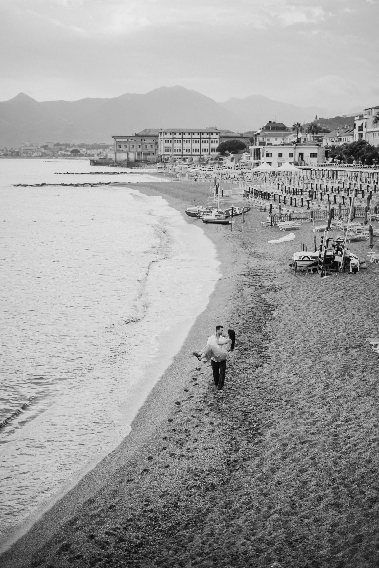 Servizio fotografico di coppia prematrimoniale al mare, in Liguria, con vista panoramica dall'alto