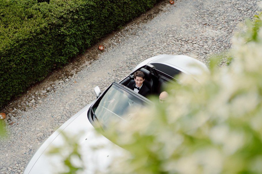 arrivo dello sposo in auto a Tenuta Frizzoni, location di matrimonio a bergamo