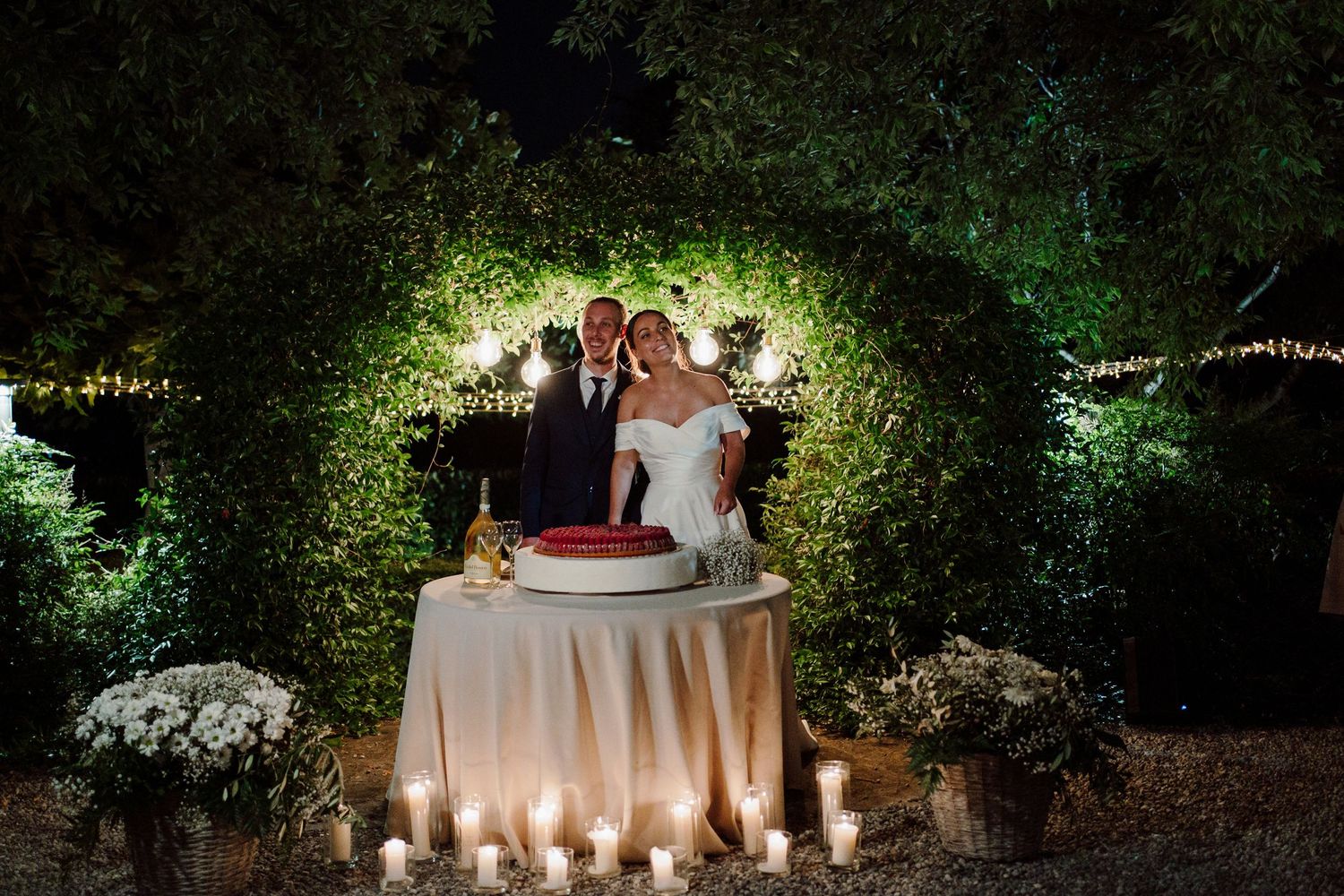 arrivo sposi al taglio torta nel giardino del Carlo magno location a Brescia