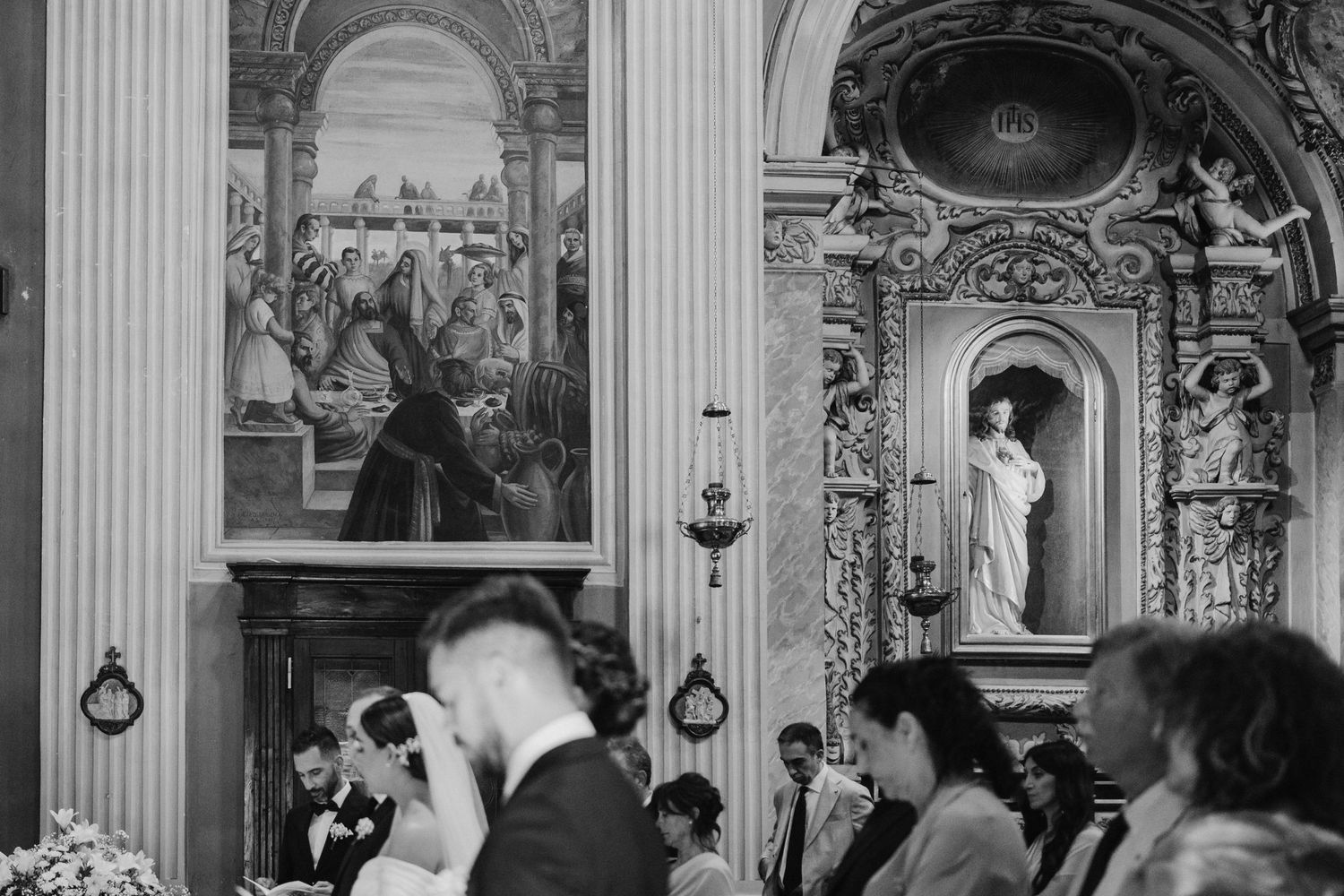 dettaglio in bianco e nero della chiesa del matrimonio svoltosi a Iseo