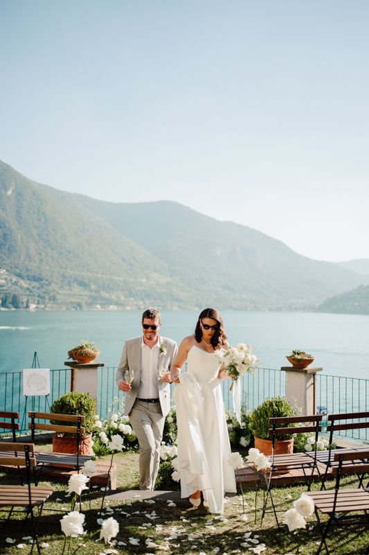 brindisi sposi finita la cerimonia civile vista lago d'Iseo a castello oldofredi