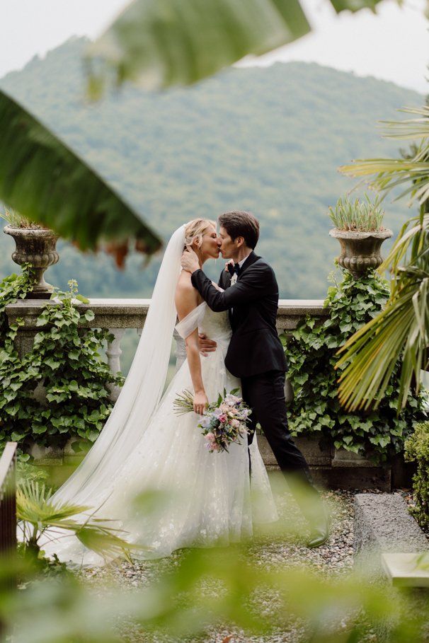 ritratti fotografici agli sposi nel giardino di Tenuta Frizzoni, location a bergamo