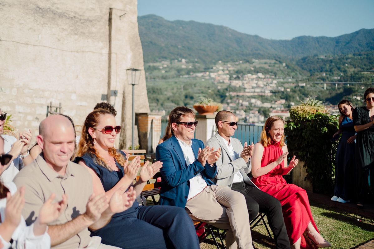 matrimonio a castello oldofredi  a monte isola saluto degli invitati agli sposi